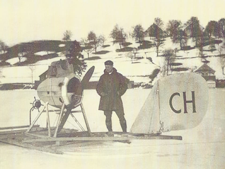 Kleines Propeller-Flugzeug ist auf dem Eis gelandet.