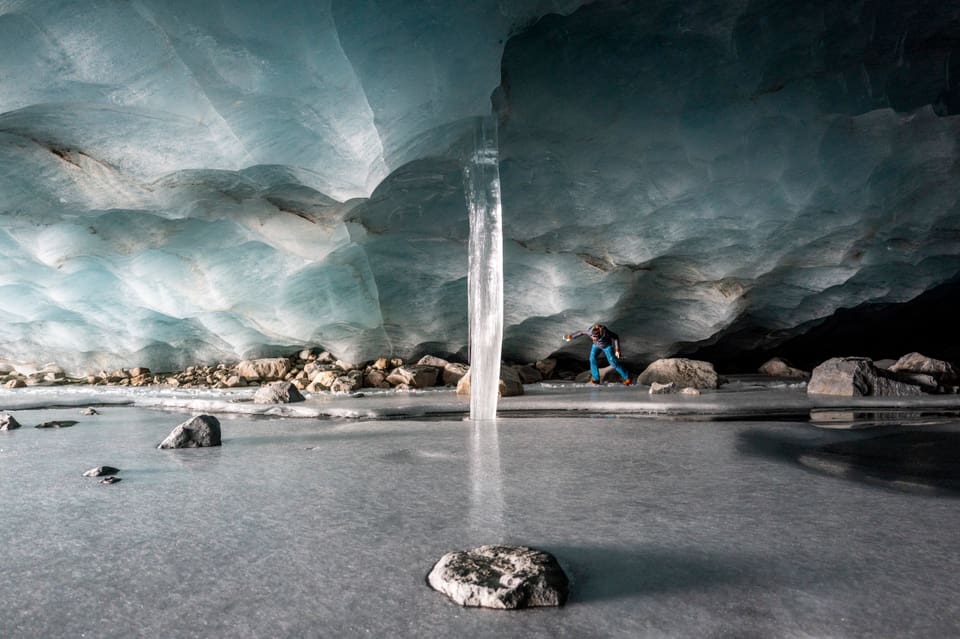 Berge Graubünden: In der Eishöhle des Morteratschgletscher mit einem ca. 5 Meter hohen Eiszapfen