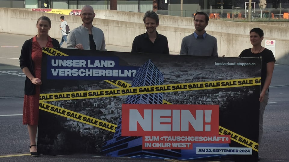 Die Initianten des Nein-Komitees halten Ihr Werbeplakat hoch.