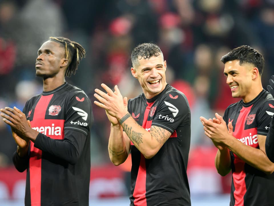 Granit Xhaka (Mitte) und seine Bayer-Kollegen klatschen.