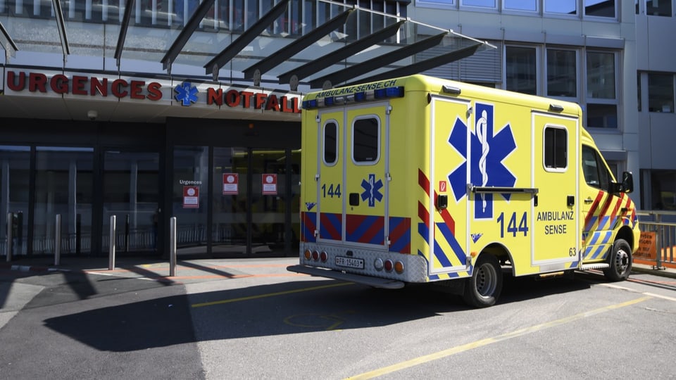 Ambulanz steht auf dem Notfalleingang vom Spital Freiburg HFR