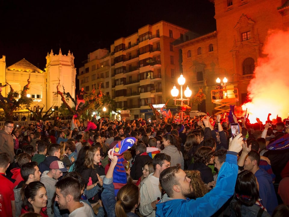 Fans feiern in der Innenstadt von Huesca.