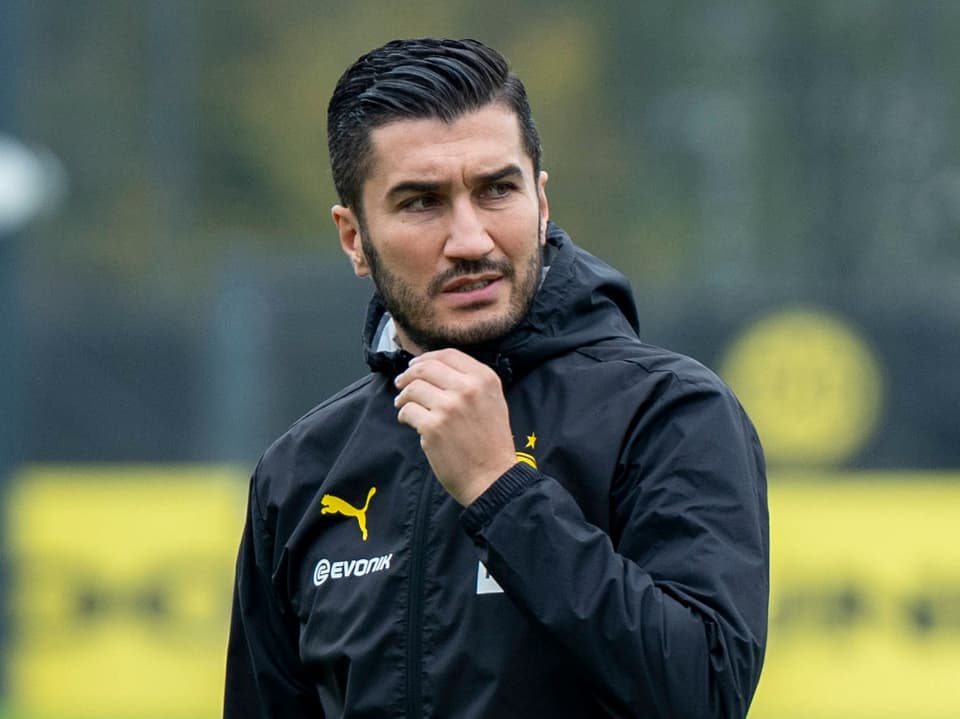 Mann in Sportjacke auf Trainingsgelände.