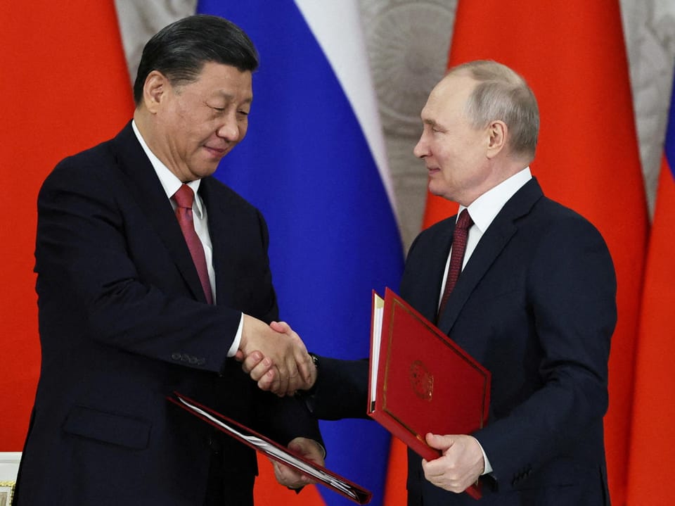 Xi und Putin schütteln sich die Hand.