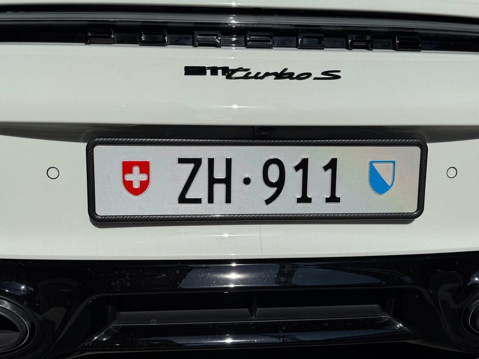 Nummernschild eines Porsche Turbo S mit ZH-911.