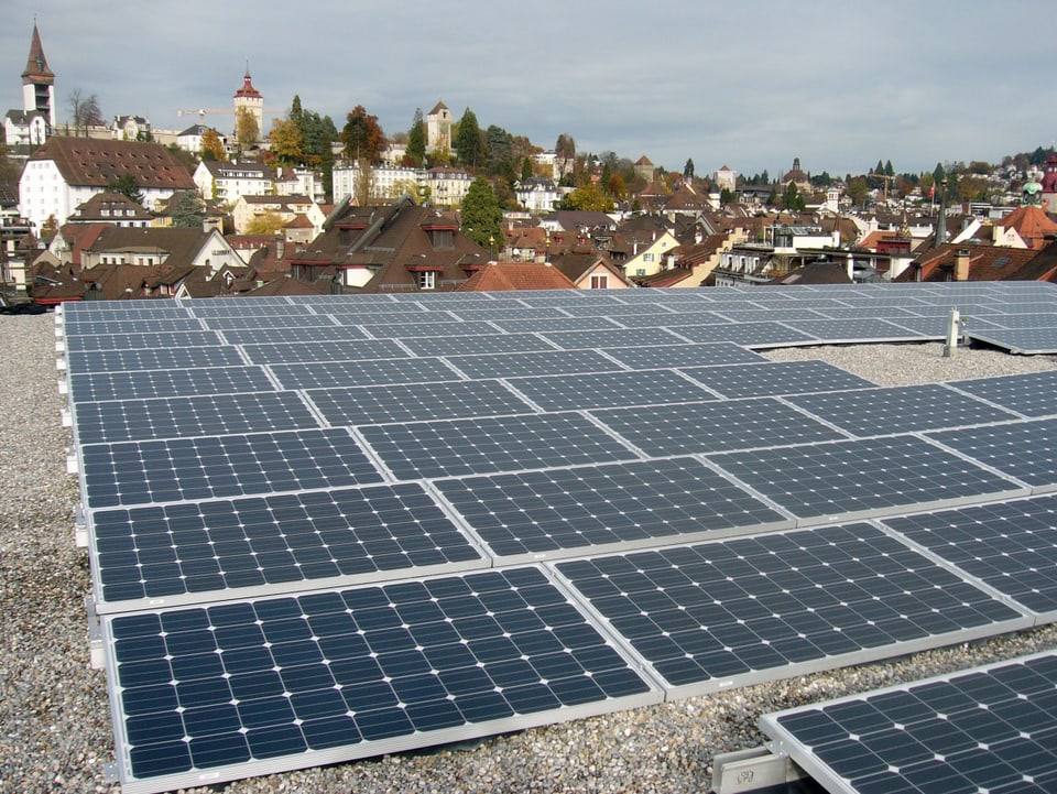 Eine weitere Photovoltaikanlage (51 kW) auf dem Parkhaus Kesselturm in Luzern. Im Hintergrund die Türme der Museggmauer. (Zagsolar AG)  