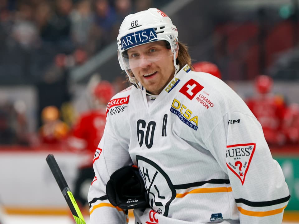 Eishockeyspieler im weissen Trikot auf dem Eis.