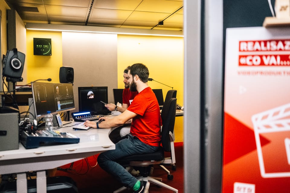 Zwei Männer arbeiten an Computern in einem Büro.