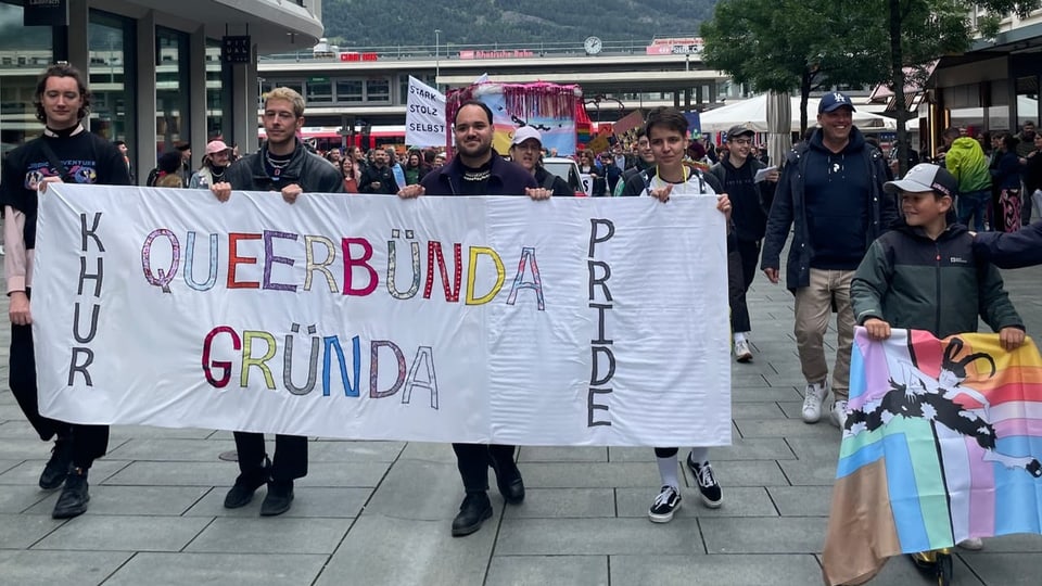 In Chur wird heute die Khur Pride 2024 mit vielen bunten Fahnen gefeiert.