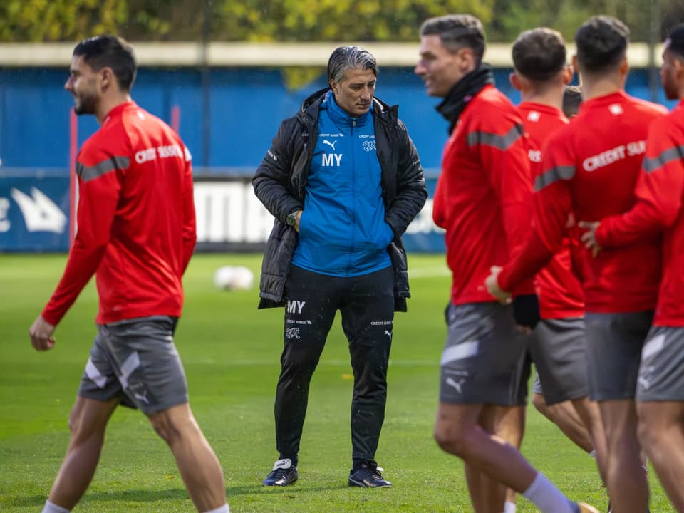 Die Schweizer Nationalmannschaft mit Trainer Murat Yakin.