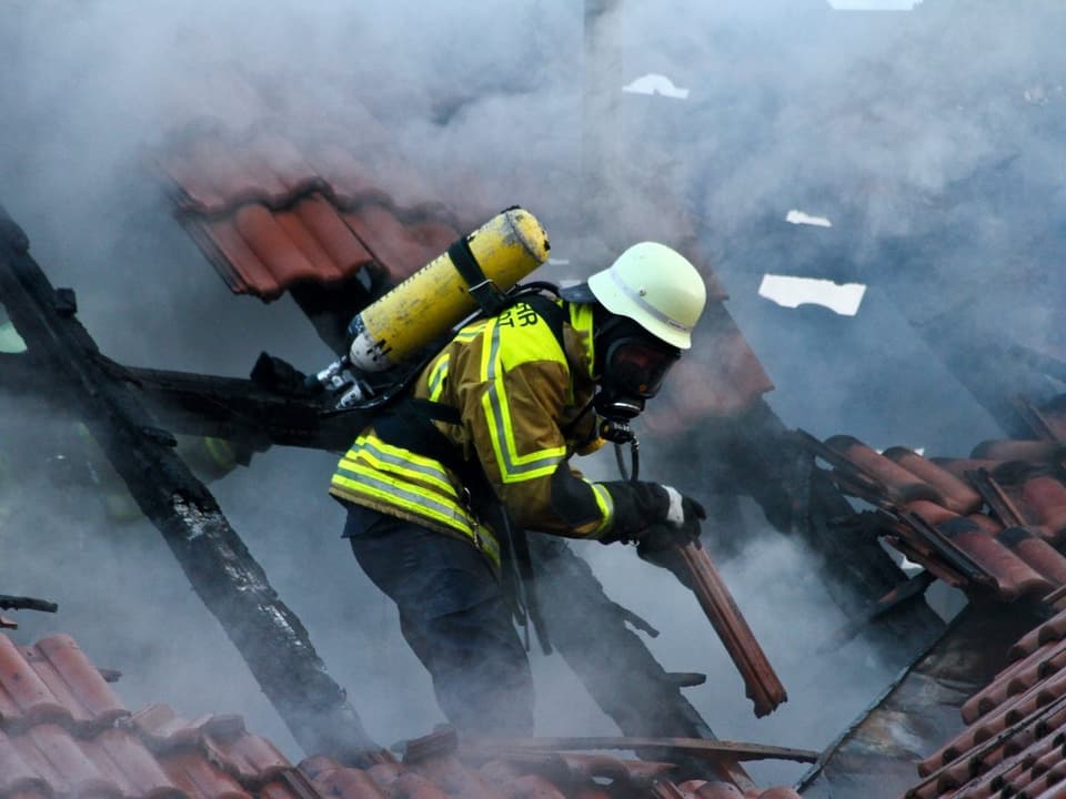 Ein Feuerwehrmann auf dem Dach.