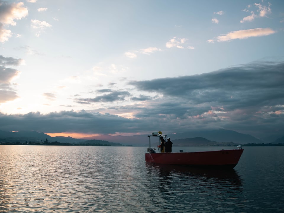 Morgenstimmung mit Fischerboot auf dem Zürichsee.