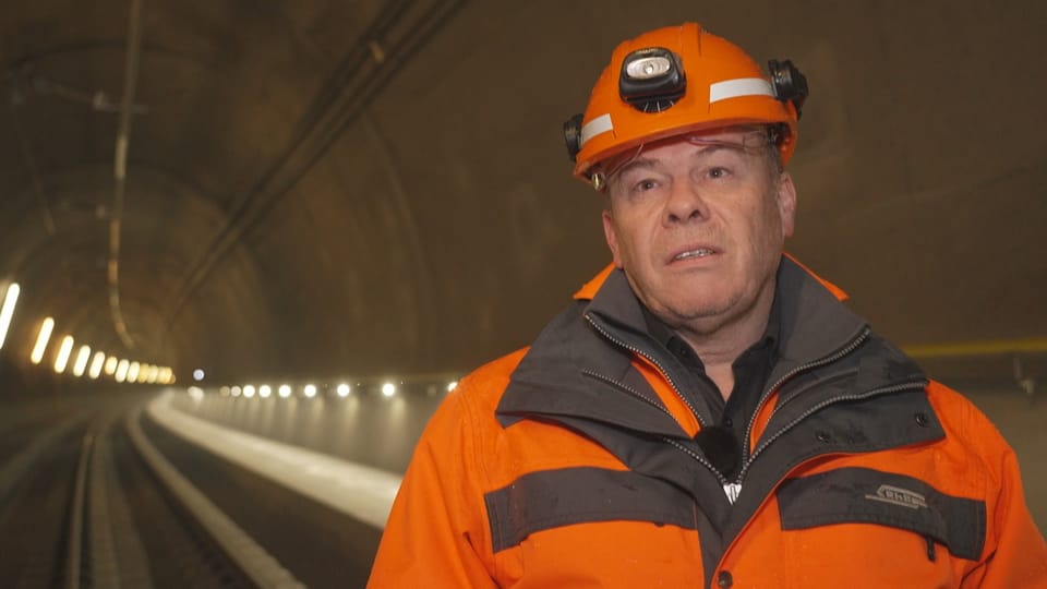Projektleiter Paul Loser steht im Albulatunnel.