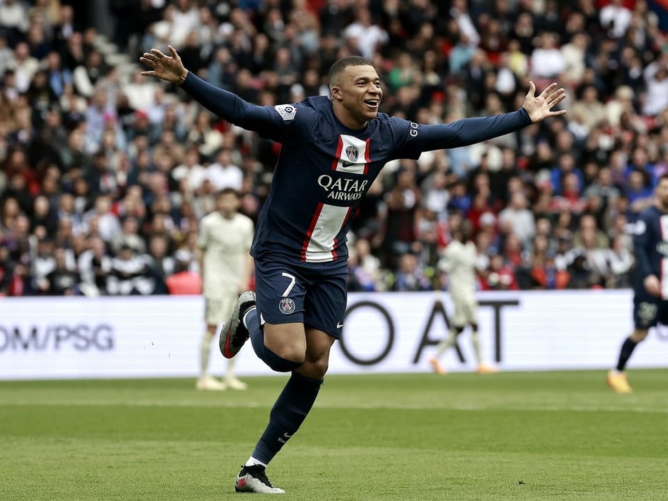 Mbappé mit ausgestreckten Armen.