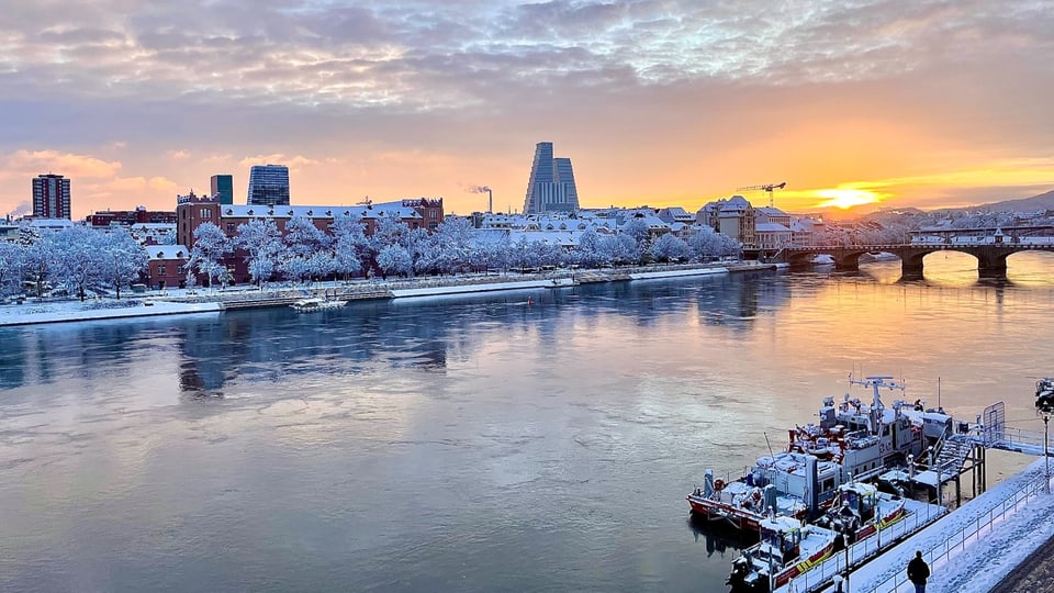 Blick auf den Rhein, dahinter das verschneite Kleinbasel.