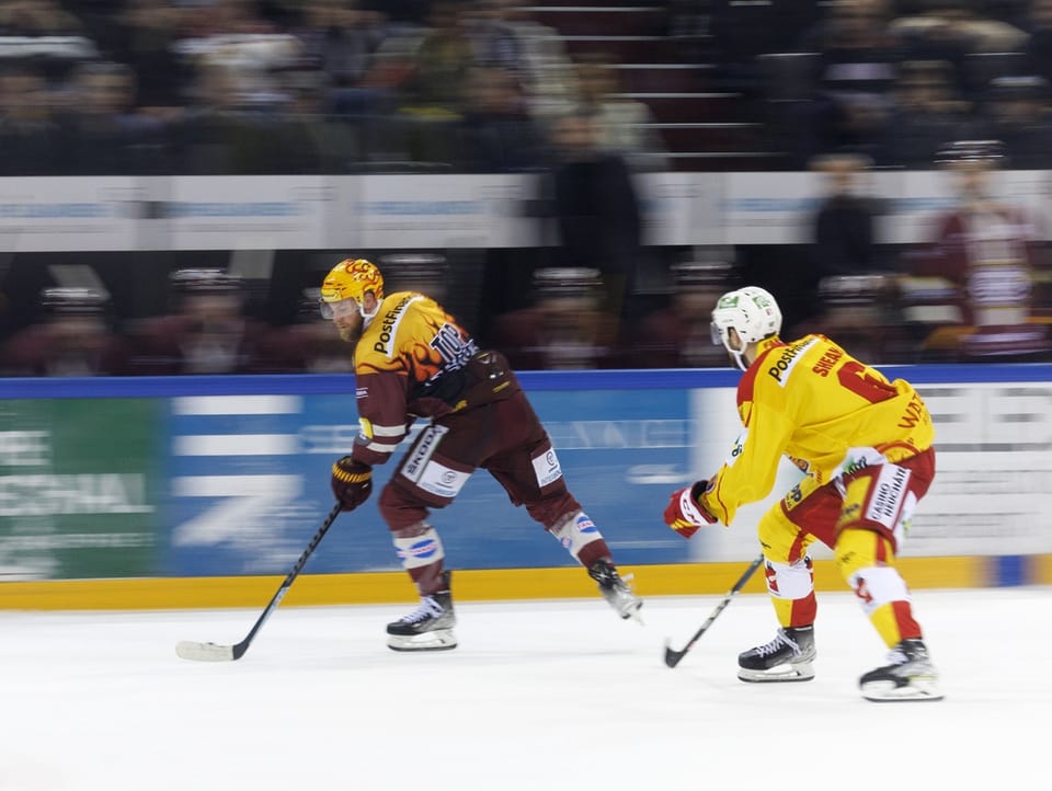 Tanner Richard von Servette führt den Puck