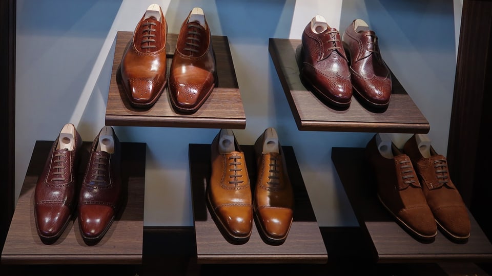 Blick auf ein Schuhregal im Ladengeschäft von Albert Gjukaj und seines Geschäftspartners.