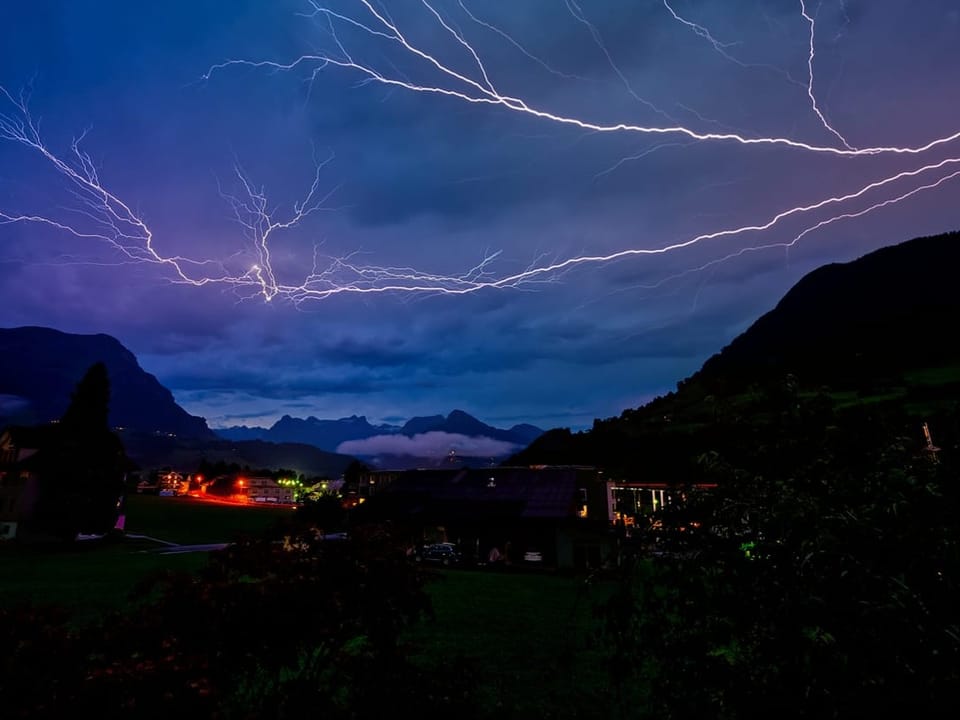 Starke Gewitter über Schwyz und Seewen gestern Abend.
Bild richtung Brunnen mit dem Stoos links im Bild