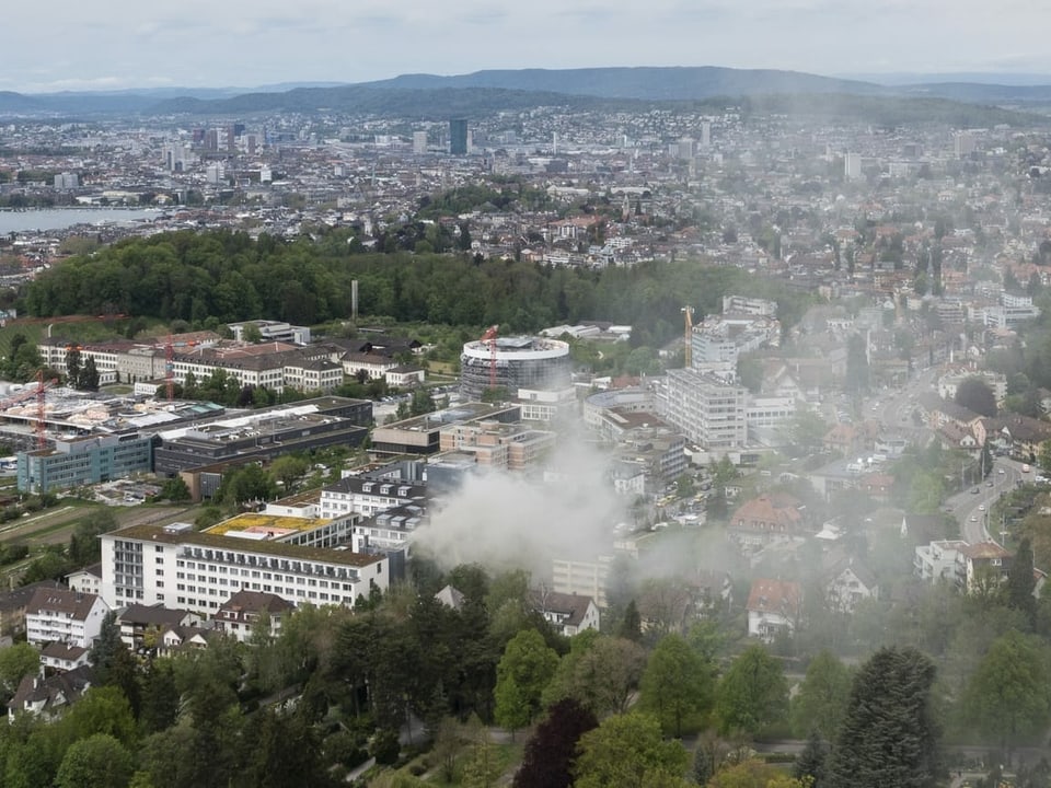 Brand aus der Ferne von oben mit Blick über Zürich.