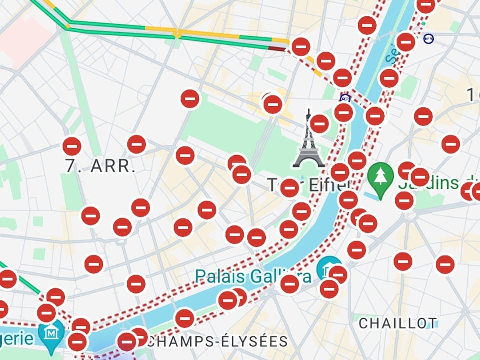 Karte von Paris mit Verkehrssperren und Eiffelturm-Symbol.