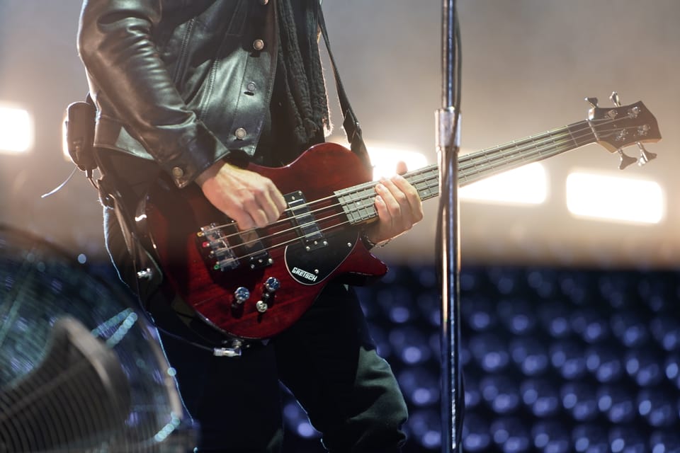 Ein Blick auf die Gitarre von Mike Kerr vom Rockduo Royal Blood