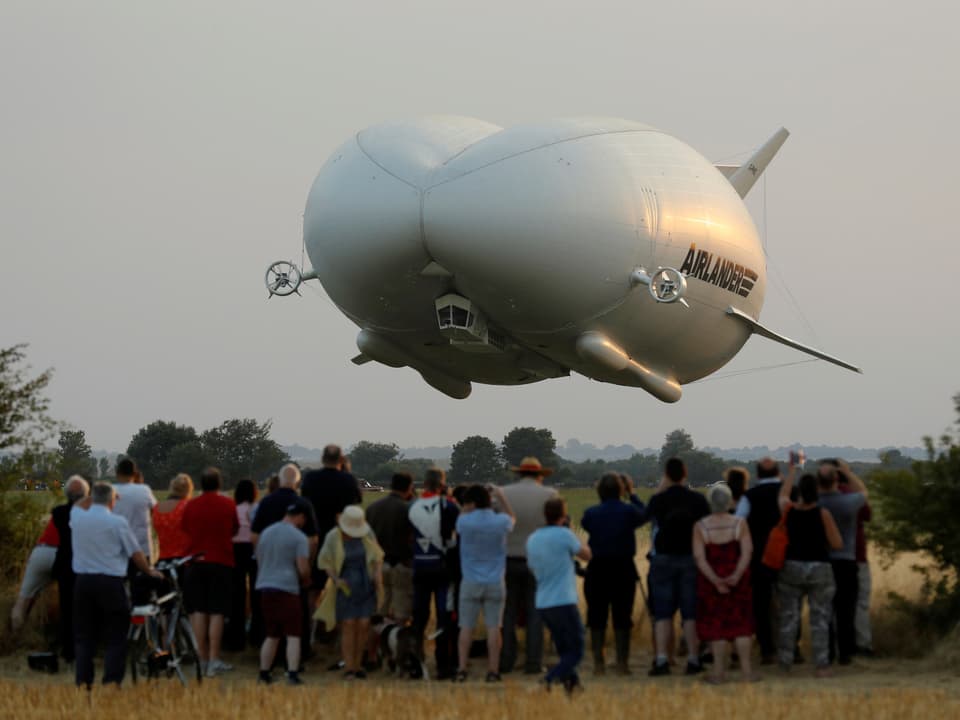 Airlander wird von Schaulustigen begutachtet.