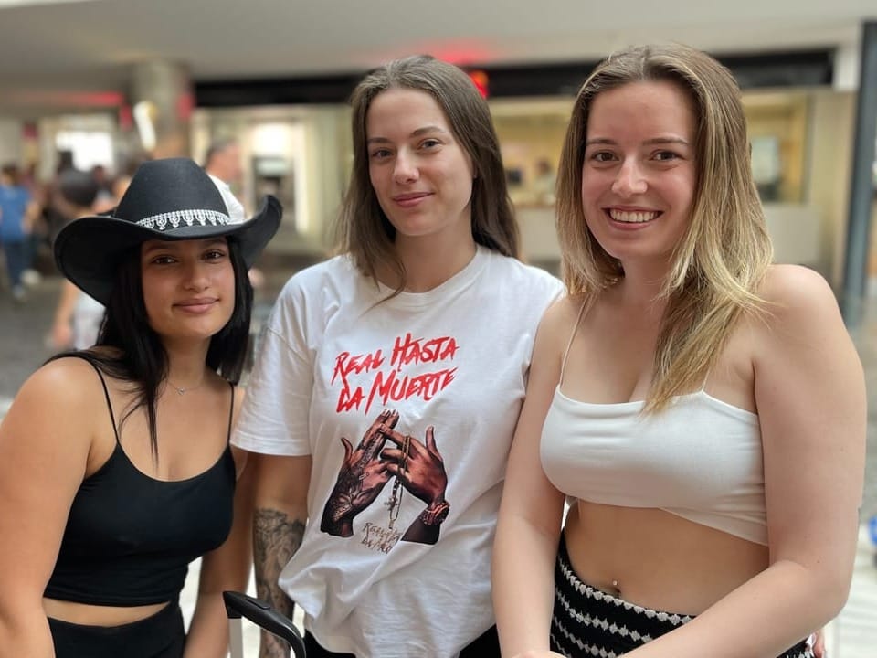 Drei junge Frauen auf dem Weg nach Barcelona