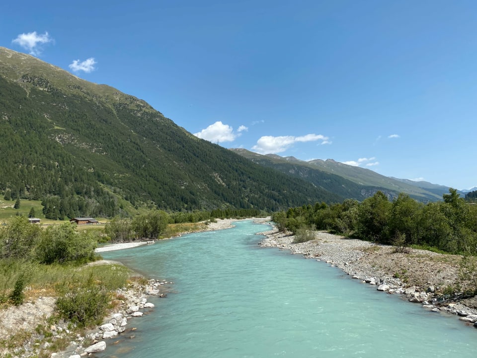 Ils rampars èn davent ed il flum cava puspè si'atgna via.