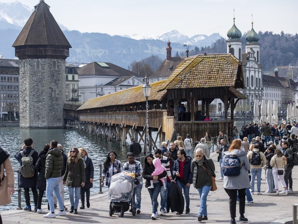 Menschenmassen vor Kapellbrücke Luzern