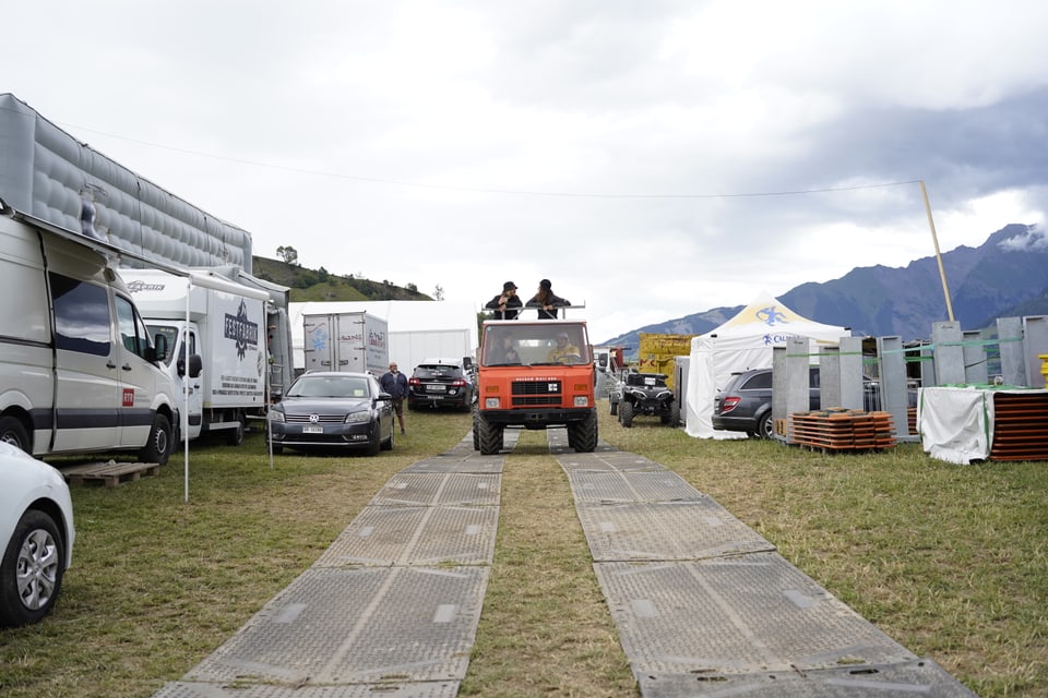 Ein Traktor für den Transport hinter den Kulissen.