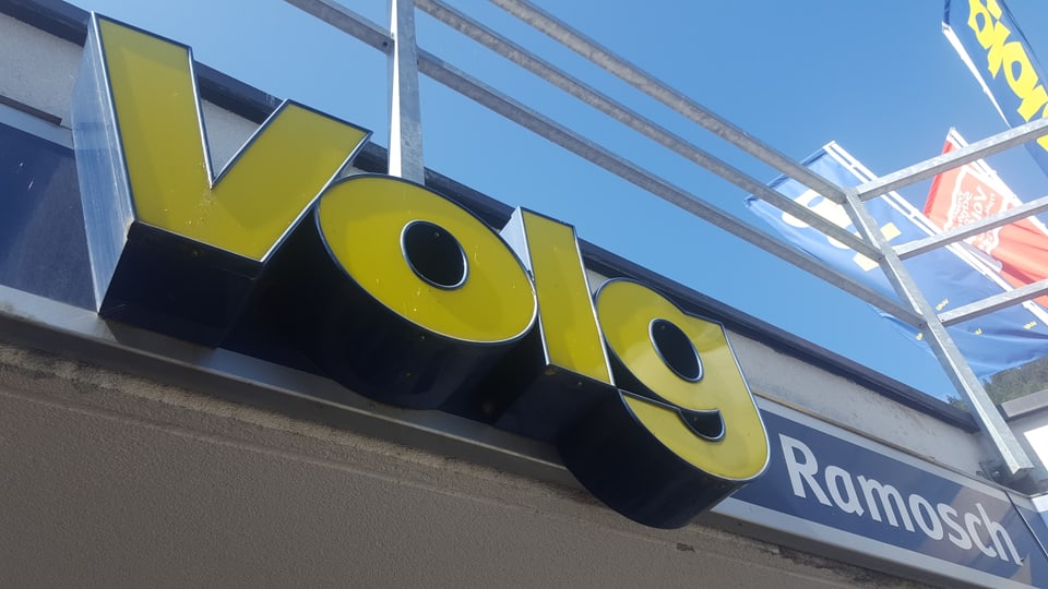 la scrittira "Volg" sur la porta da la butia a Ramosch