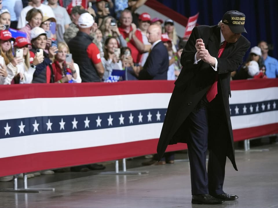 Ex-Präsident Donald Trump demonstriert einen Golf Schwung im Swing State Georgia.