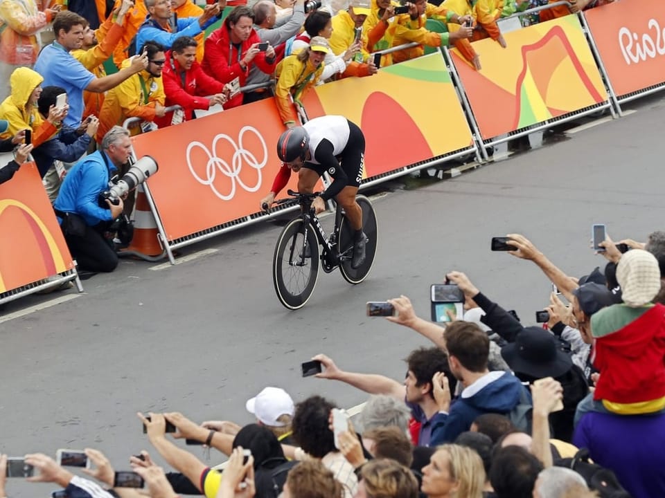 Fabian Cancellara fährt mit dem Rad auf die Ziellinie von Rio zu, inmitten vieler Zuschauer.