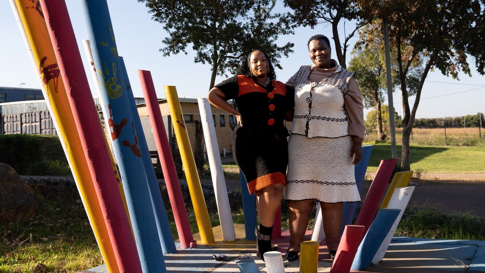 Kgauhelo und Selloane in gehäkelten Deux-Pièce vor dem Soweto-Theater.