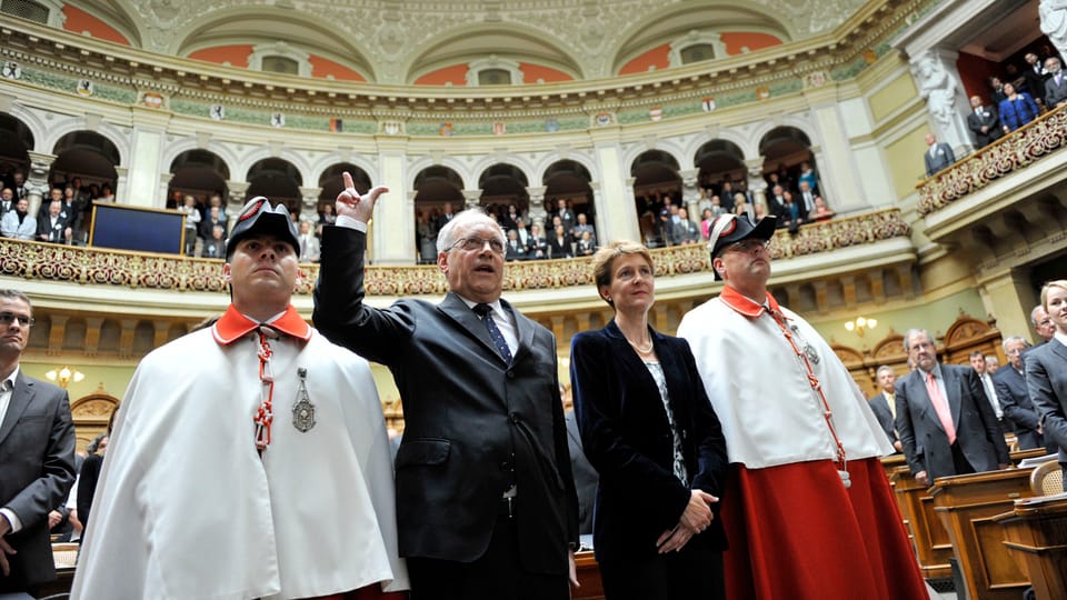 Johann Schneider-Ammann leistet den Amtseid, links von ihm Simonetta Sommaruga