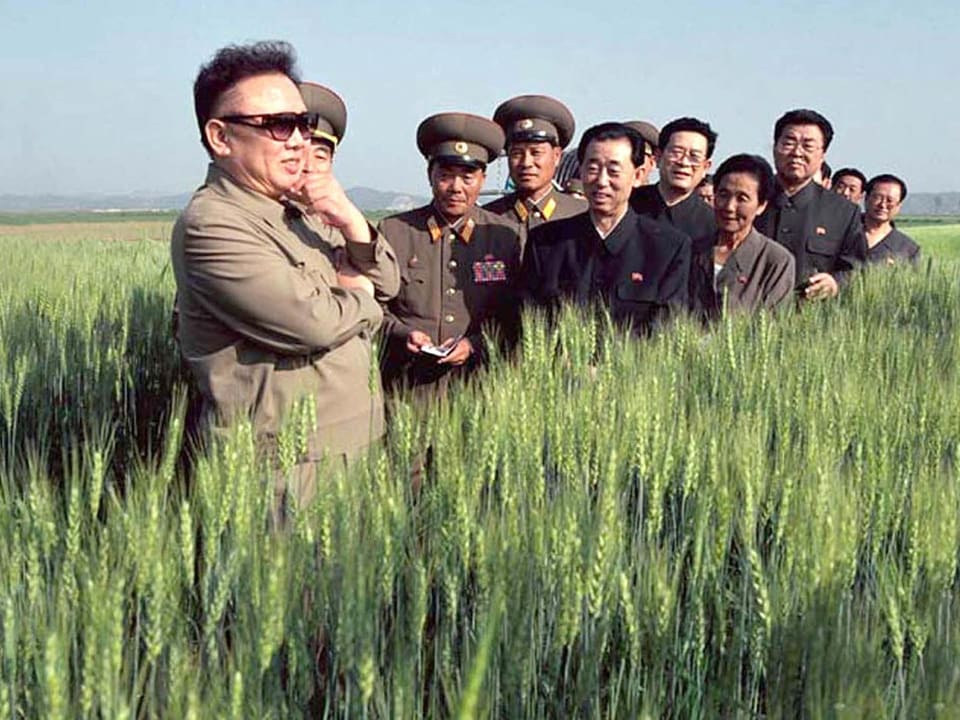 Kim Jong II 2003 in einem Feld in Nordkorea.