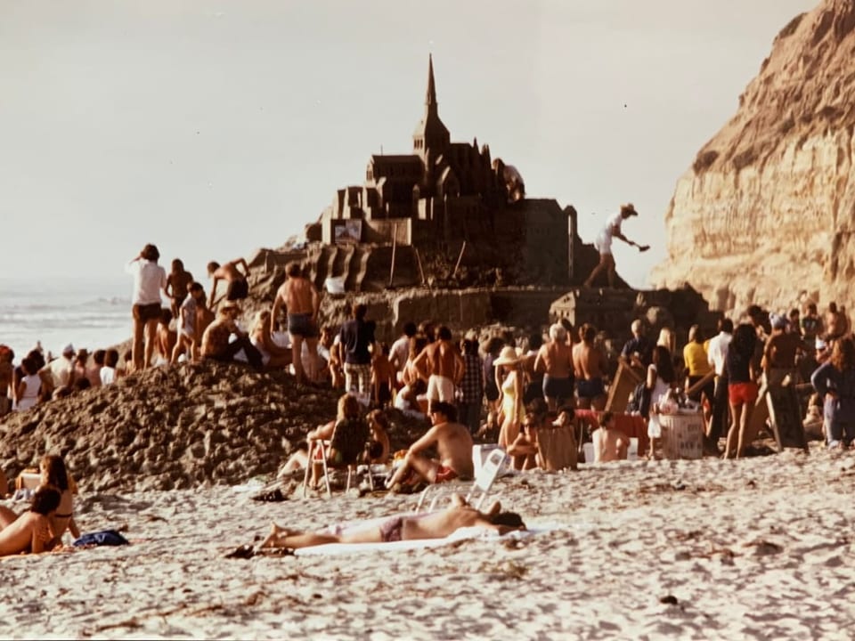 Ganz viele Menschen am Strand.