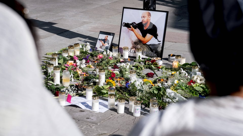 Trauerflor und Foto des Opfers am Tatort.