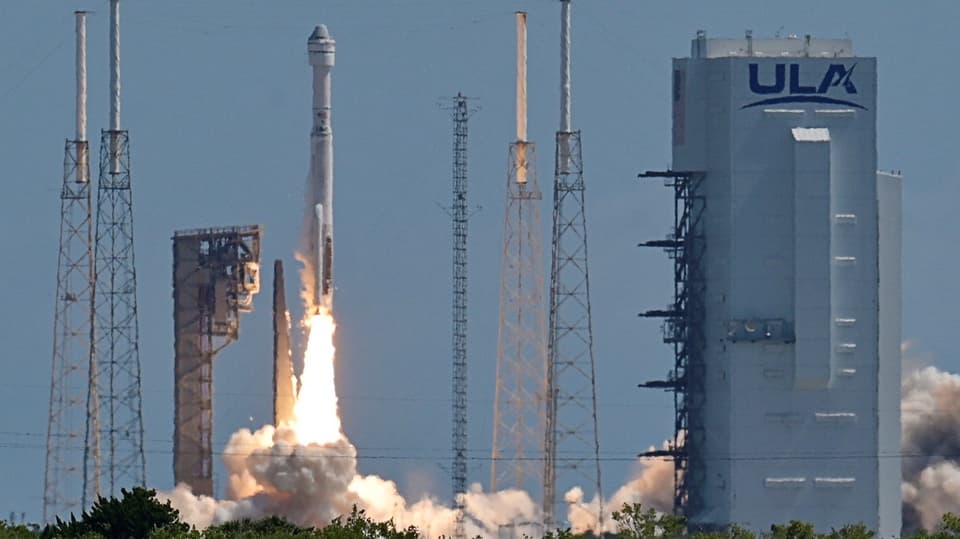 Start der Rakete auf einem Feuerschweif mit weissem Rauch.