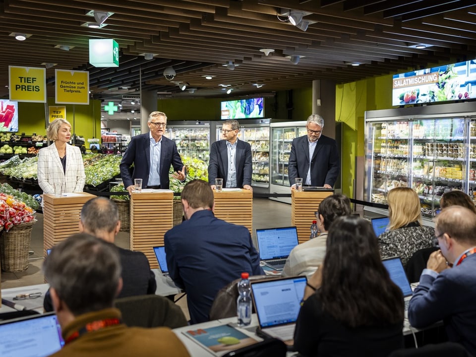 Die Migros-Spitze bei einer Medienkonferenz in der Filiale am Limmatplatz in Zürich.