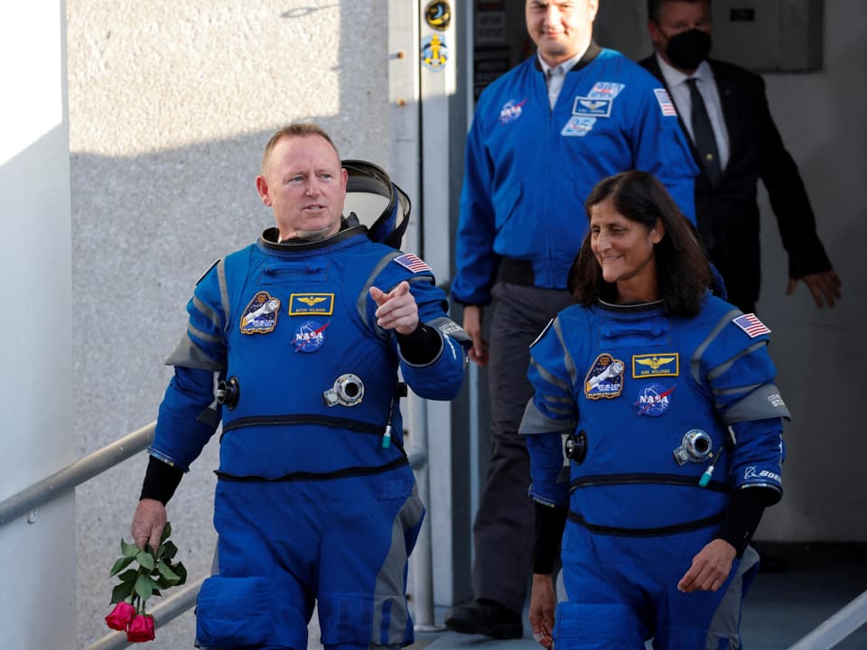 Astronauten im Raumanzug vor dem Start.