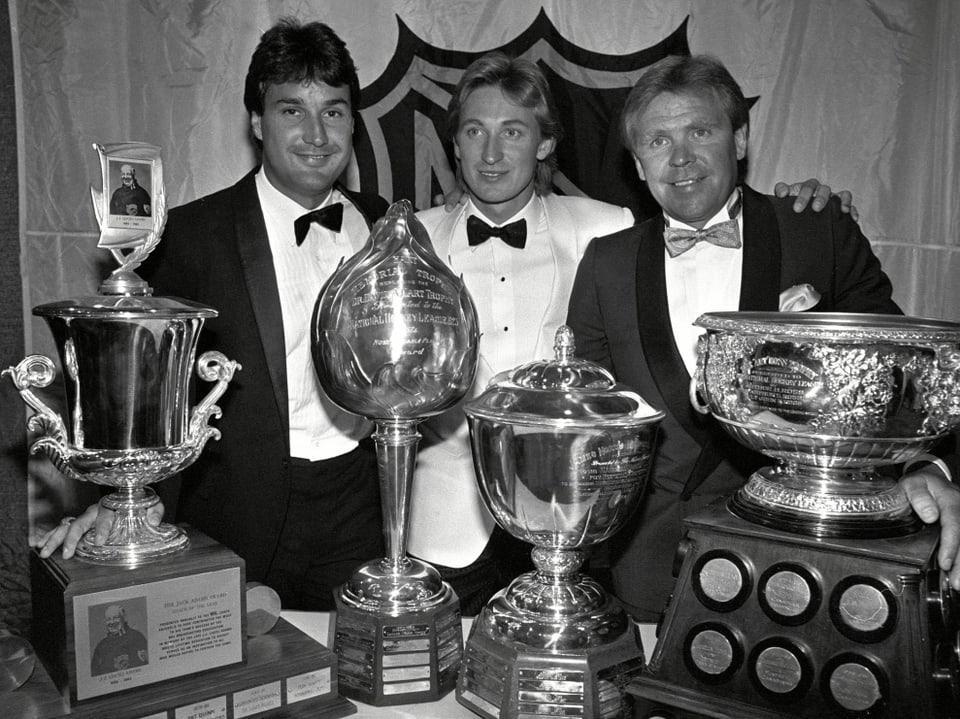 Paul Coffey, Wayne Gretzky und Coach Glenn Sather (v.l.n.r.) zeigen ihre Trophäen.