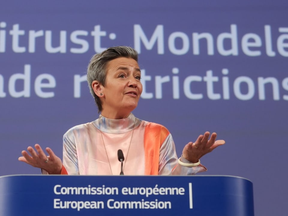 Frau spricht am Rednerpult der Europäischen Kommission.