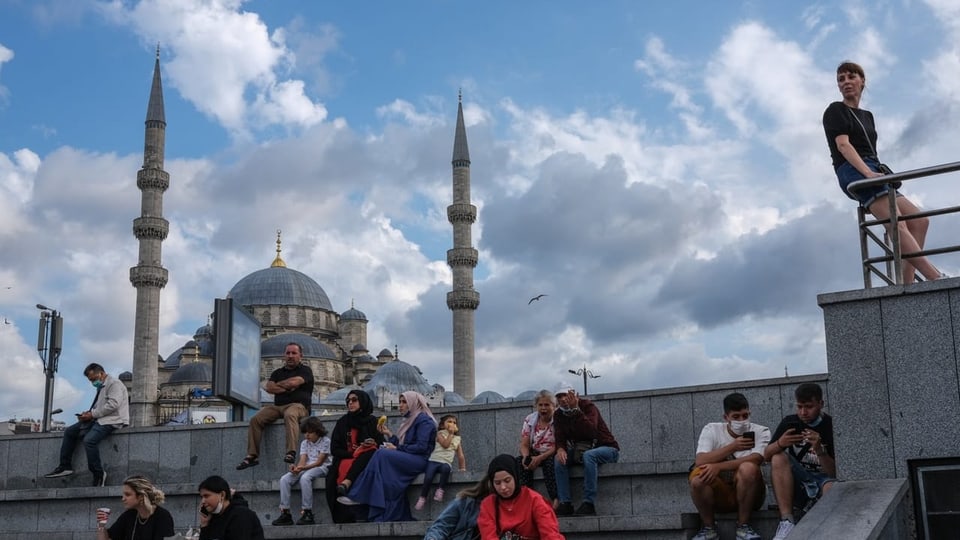 Menschen vor der Blauen Moschee in Istanbul