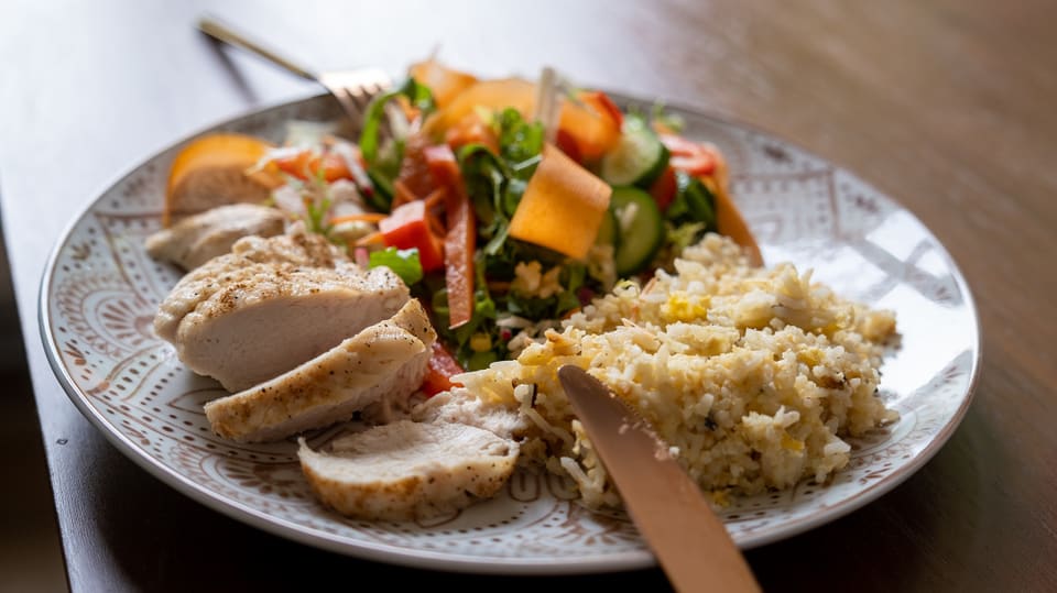 Teller mit einem reichhaltigen Essen.