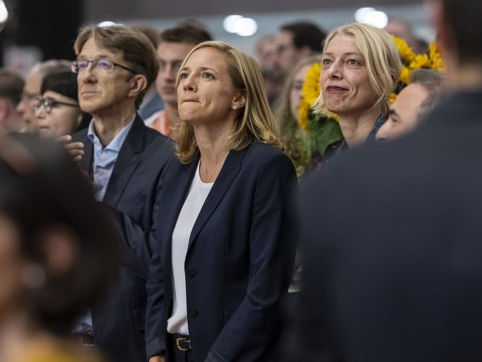 Esther Keller schaut zusammen mit andern auf die Bpühne.