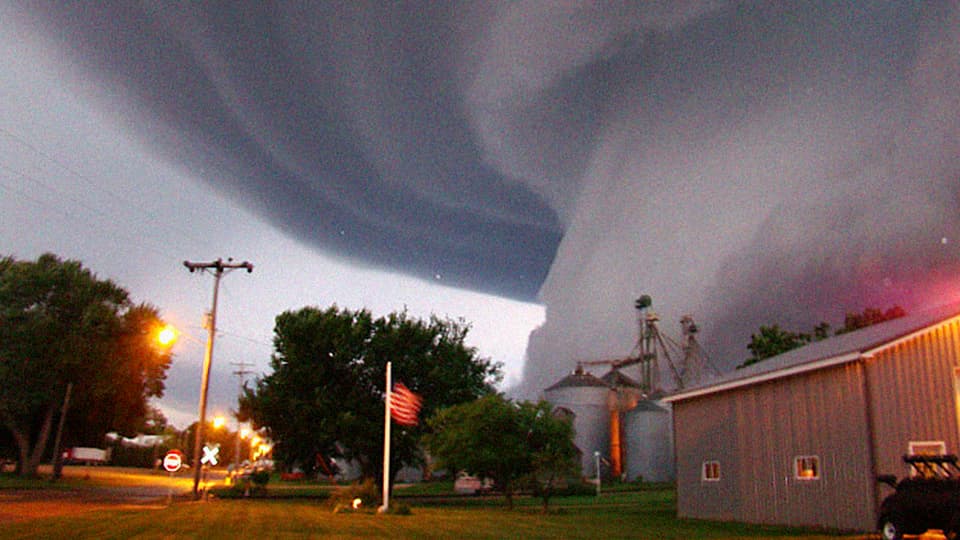 Tornado-Funnel über Häusern