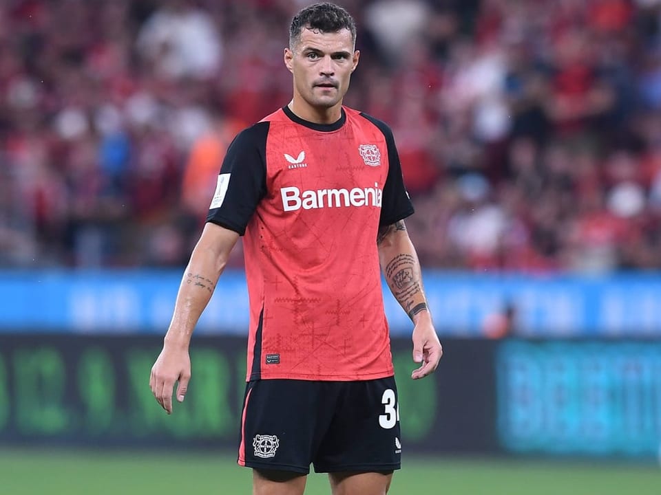 Fussballspieler im Bayer Leverkusen Trikot auf dem Spielfeld.