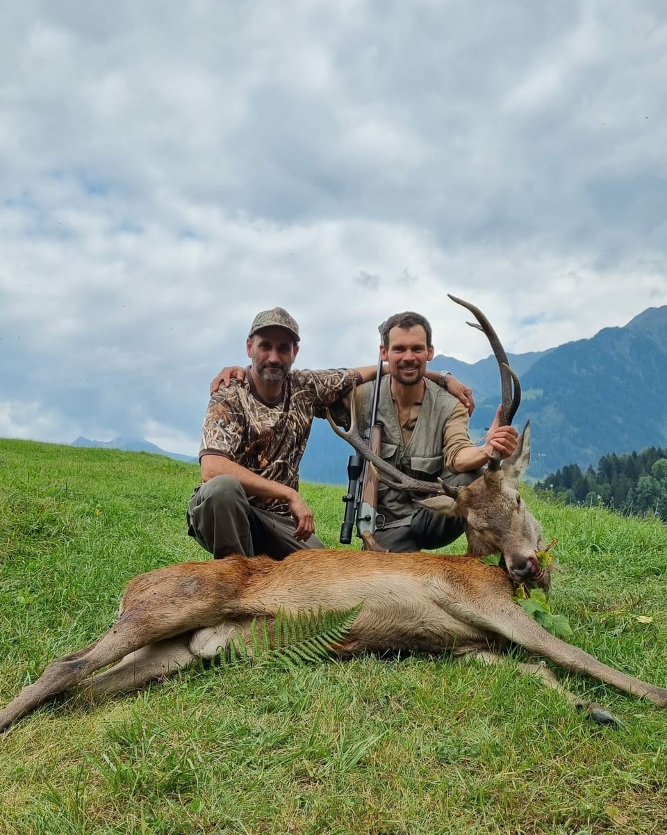 Ivo Casanova da Vignon e Diego Casanova cun in taur-tschierv.