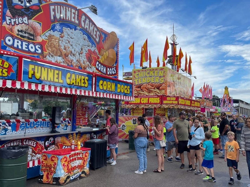 Blick auf  denJahrmarkt von Sturgeon Bay mit verschiedenen Schaubuden.